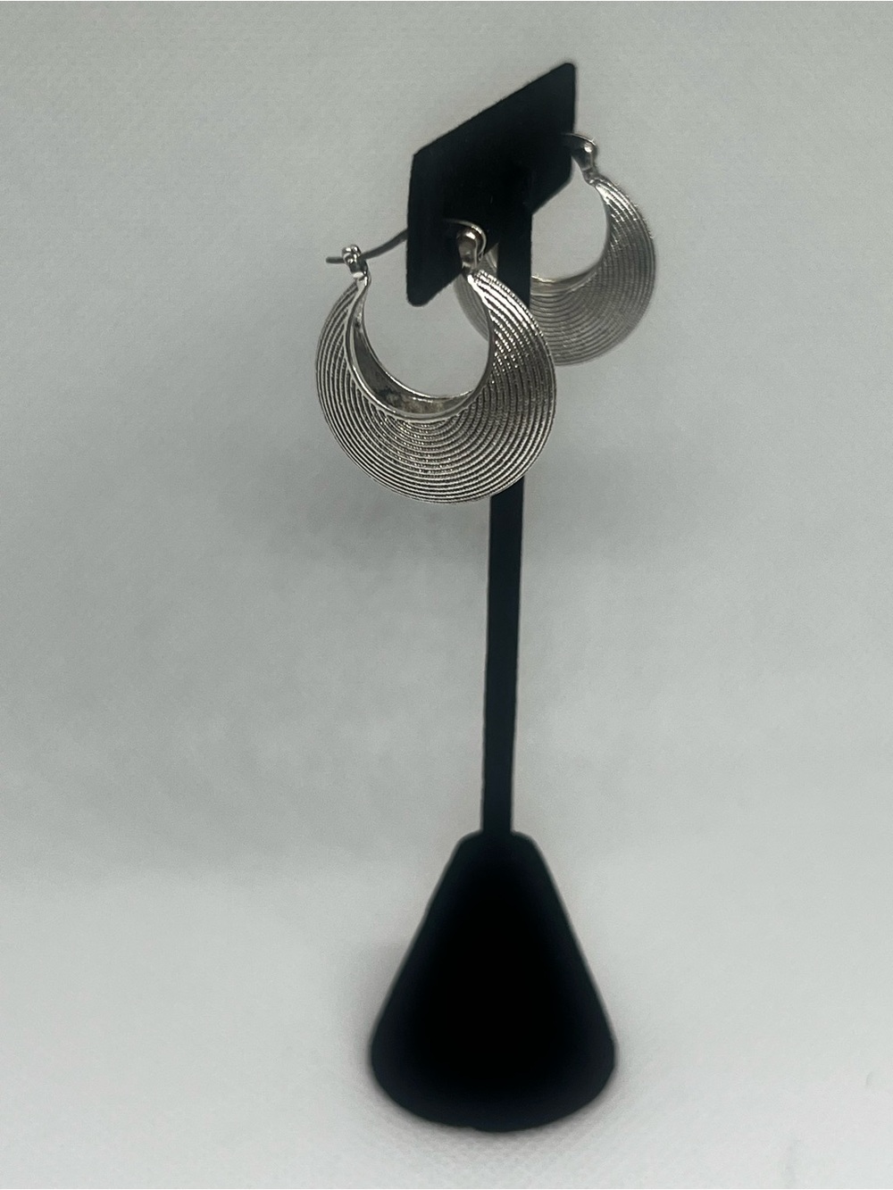 MILANO STYLISH TEXTURED SILVER CRESCENT HOOP EARRINGS  ✨ 🇮🇹